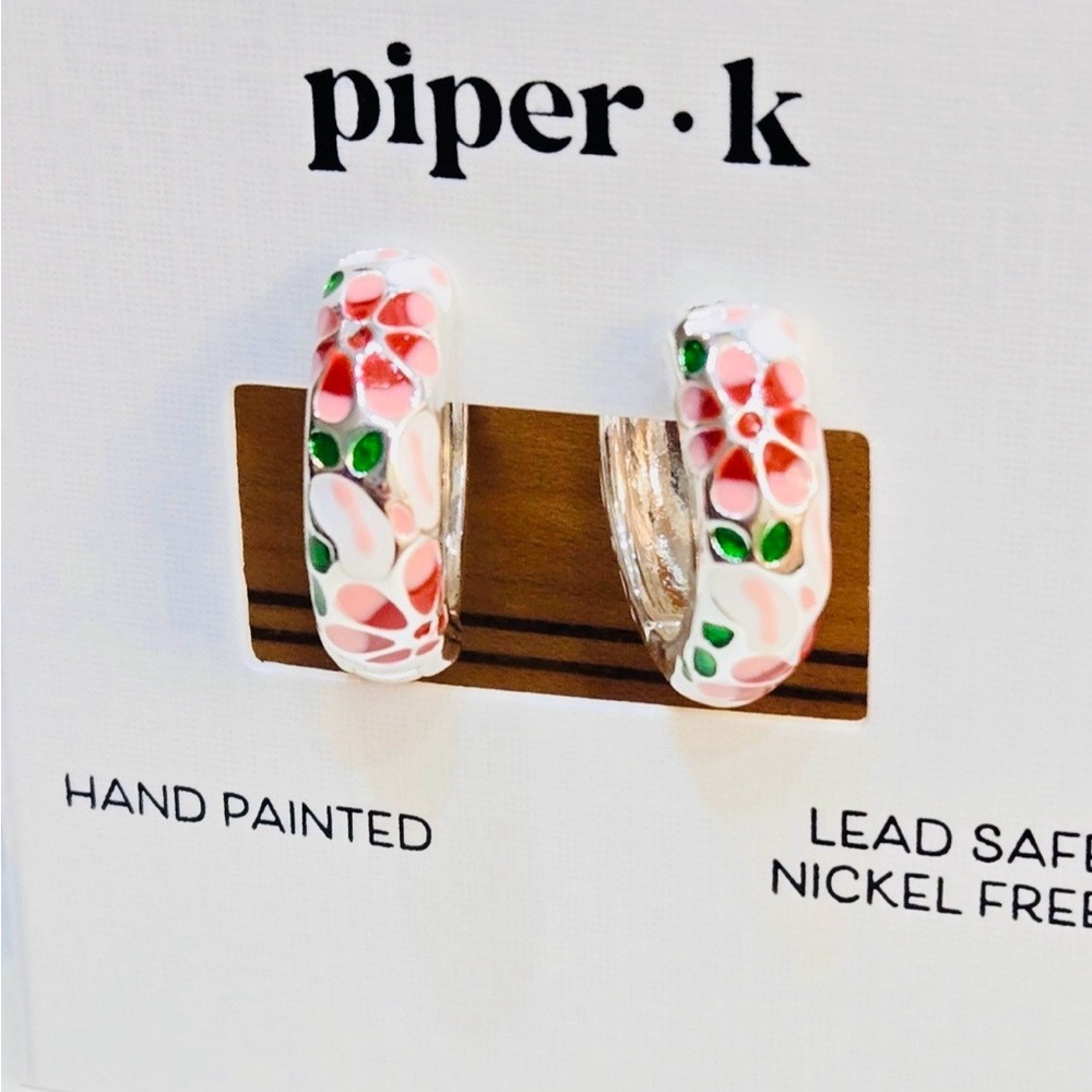 NWT ⚜️💖⚜️ Piper K Silver tone Hand-Painted White & Pink Floral Hoop Earrings